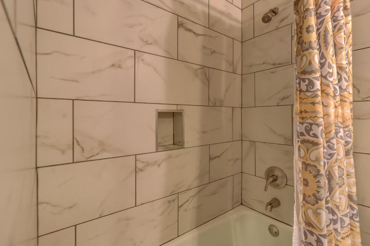 #111 Elaborate Condo Ideal Location 2Brm/2 Parking 希爾頓黑德島 外观 照片